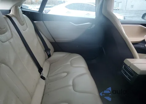 2013 Tesla Model S z USA, uszkodzony, nr VIN 5YJSA1CG4DFP03578